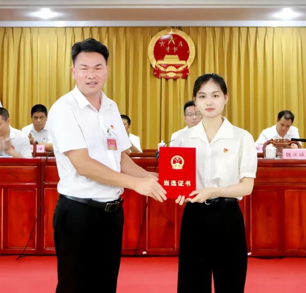 在线配资服务 生于1998年，张媛媛当选广东五华县华城镇副镇长，4年前参加工作