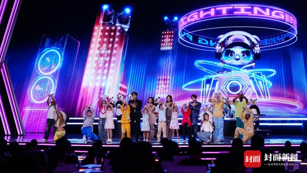 股票十大配资平台 第二届金熊猫奖盛典现场星光熠熠｜图集